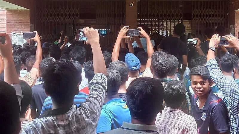 More than 100 students, who have been demonstrating for quota reforming, took a stand in front of the new administrative building during the syndicate meeting on 17 July 2024